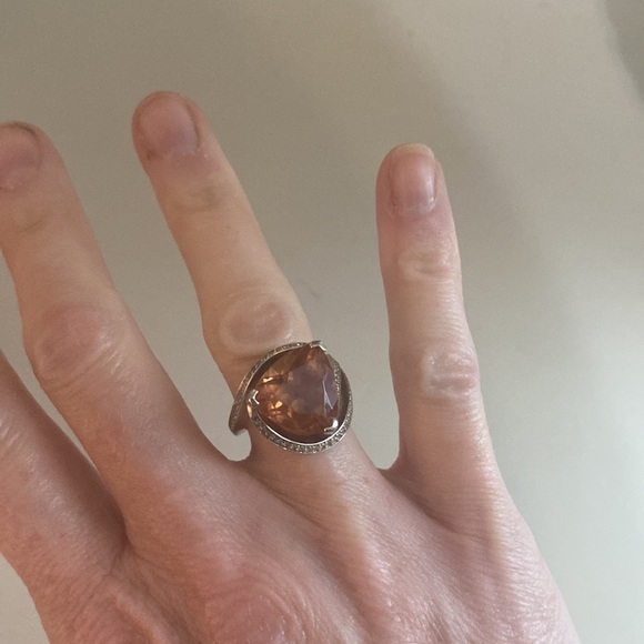 Women’s ring. Size 6. Silver with beautiful color changing stone.  Gorgeous ring - Picture 3 of 4